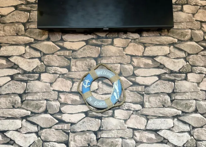 Sea Front Lush Apartment Massage Power Shower Netflix Tv